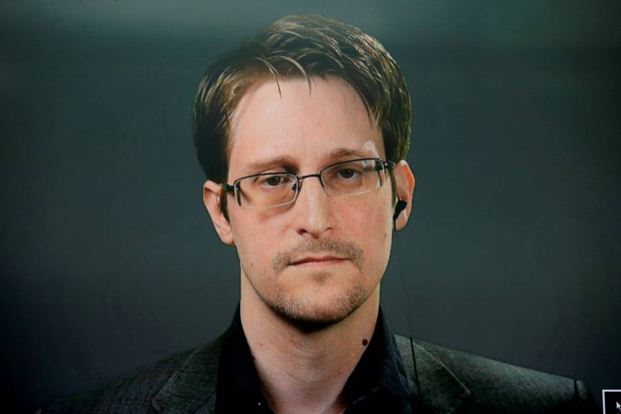 Otorga Rusia residencia  permanente a Snowden
