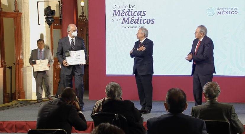 AMLO entrega reconocimientos a trabajadores del sector Salud
