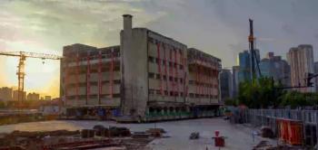 Video: Trasladan edificio escolar de m&aacute;s 7 mil toneladas en Shangh&aacute;i