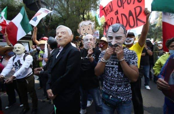 Representación de AMLO y expresidentes en marcha causa ovaciones