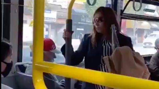 Mujer escupe a pasajero en el rostro y la arrojan del autobús [Video]