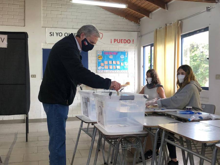 Chilenos aprueban cambiar la Constitución de Pinochet