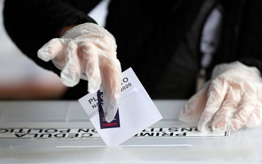 Chilenos deciden este domingo si avanzan hacia una nueva Constitución