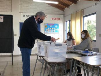 Chilenos aprueban cambiar la Constituci&oacute;n de Pinochet