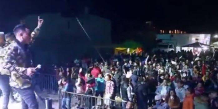 Video: Al ritmo de banda en Toluca: “Que valga madres el coronavirus”