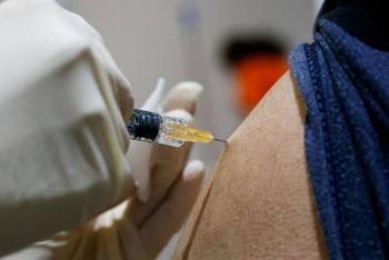 Vacuna Covid-19 de Oxford y AstraZeneca arroja respuesta inmune en ancianos y j&oacute;venes