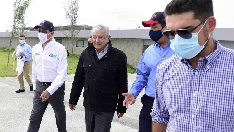 ¿AMLO utiliza abrigo a 35 grados de temperatura, para disimular chaleco antibalas?