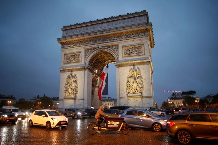 Levantan alerta de bomba en Arco del Triunfo en París