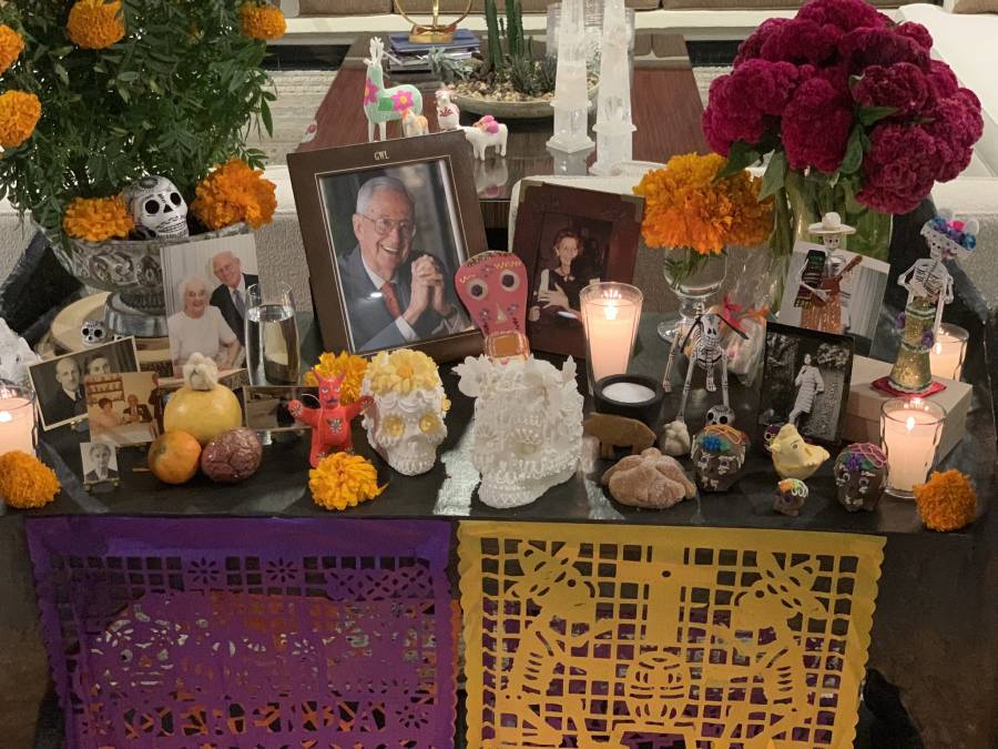 Embajador de Estados Unidos en México presume su altar de Día de Muertos