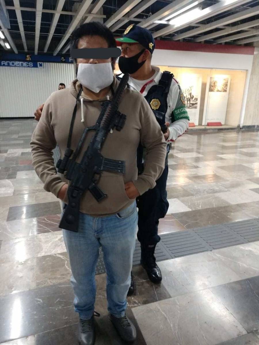 Trasladan a MP a hombre con metralleta que entro al Metro