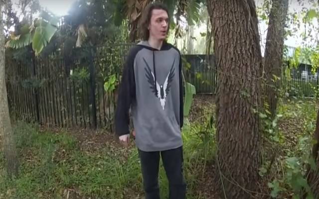 Sujeto apuñala en el cuello a policía en Florida [Video]