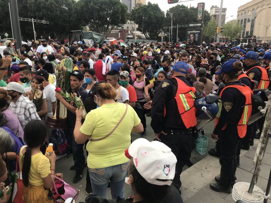 Cierran templo de San Hipólito ante concentración de feligreses