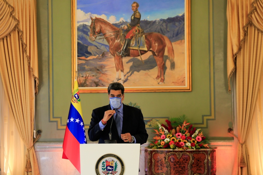 Maduro pone fecha a vacunación; iniciará en abril