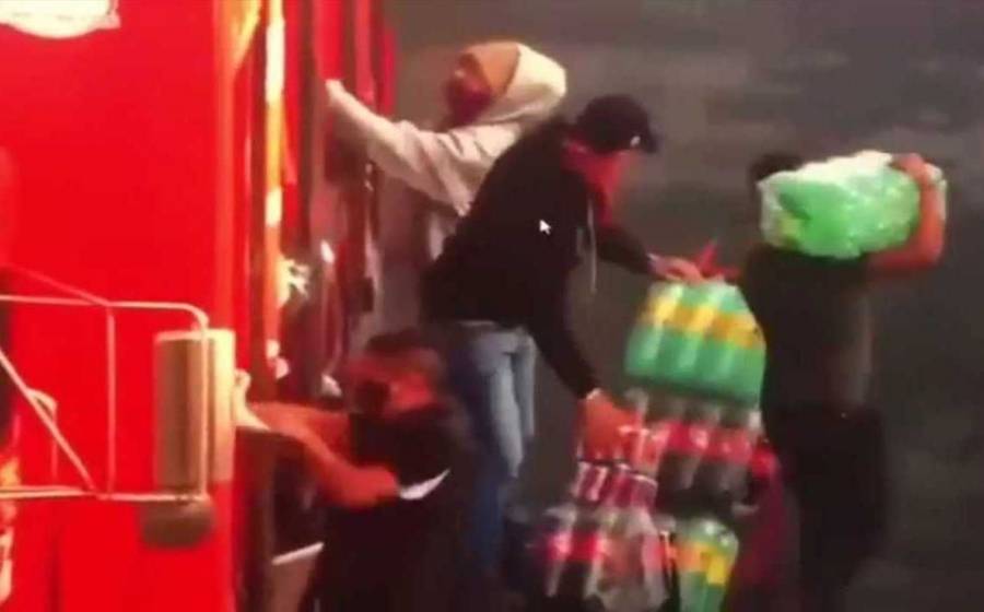 Video: Camiones de refrescos son saqueados por normalistas de Michoac&aacute;n