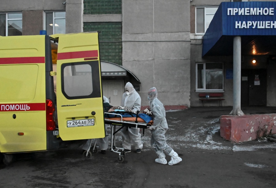 Rusia refuerza con médicos  militares frente anti-Covid