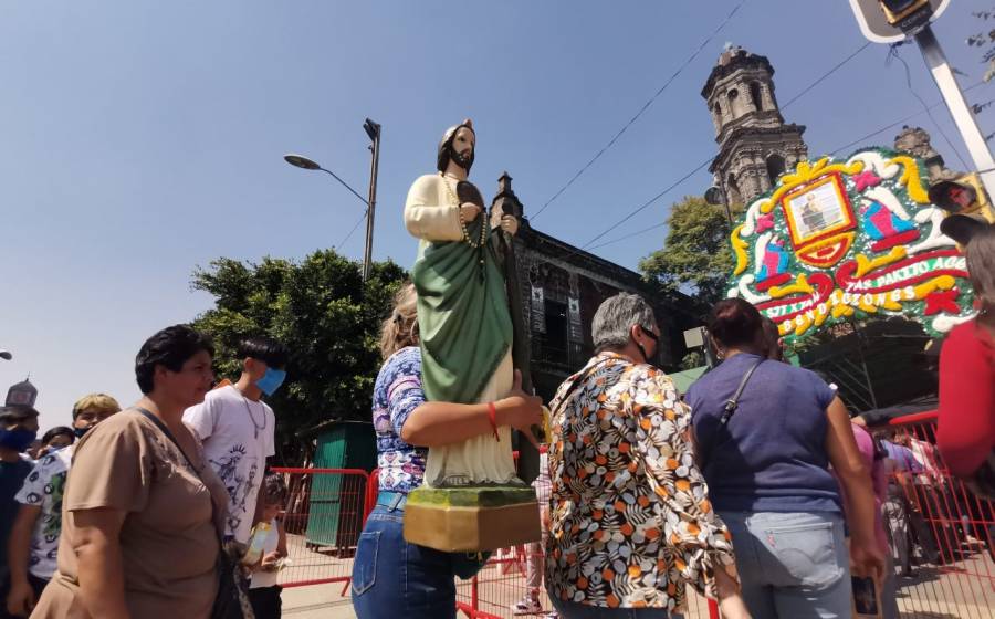 Feligreses de San Judas Tadeo se concentran en San Hipólito; policías reabren Avenida Hidalgo