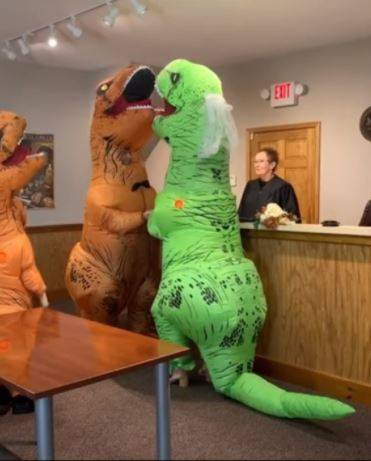 Video: ¡Dinoboda! Pareja se casa disfrazada como Dinosaurio