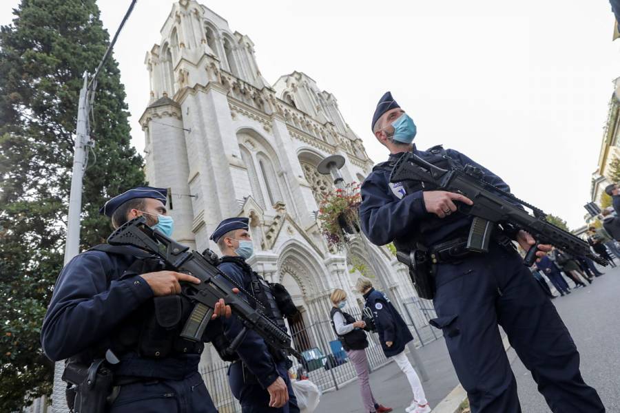 Ataque en iglesia de Niza deja tres muertos, incluida una mujer decapitada