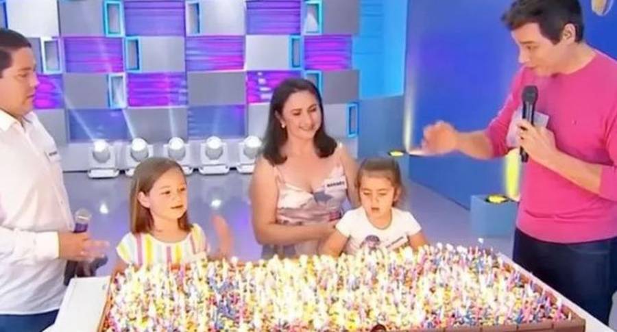Aparecen en televisión las niñas del pastel para apagar velitas