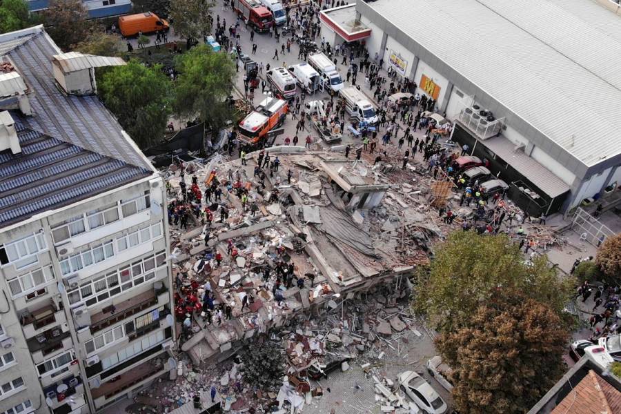 Suman 14 muertos y más de 400 heridos tras fuerte sismo en Turquía