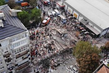 Suman 14 muertos y m&aacute;s de 400 heridos tras fuerte sismo en Turqu&iacute;a