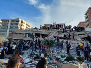 Fuerte sismo de magnitud 7 sacude Turqu&iacute;a y Grecia; se reporta colapso de edificios