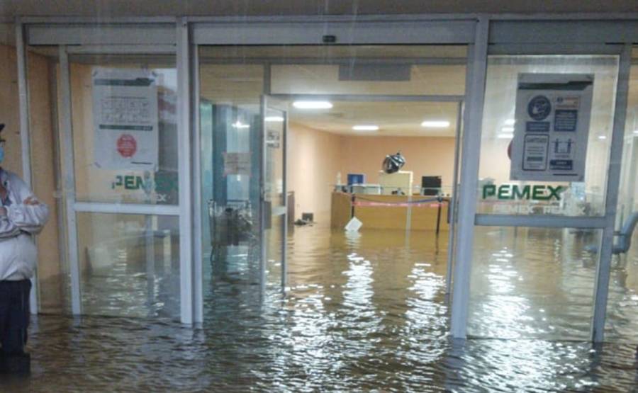 Evacúan hospital de Pemex por inundación después de 24 horas