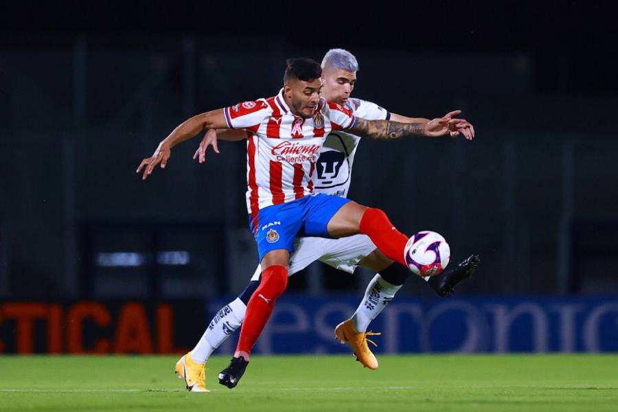 En los últimos minutos Pumas iguala al Chivas, rescata resultado
