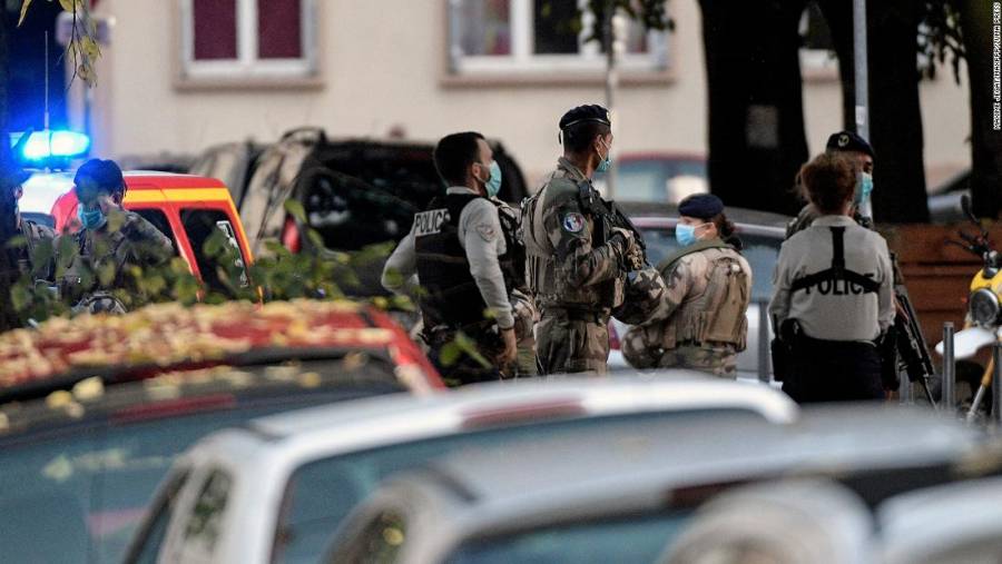 Tirotean a sacerdote ortodoxo griego en una iglesia en ciudad francesa de Lyon