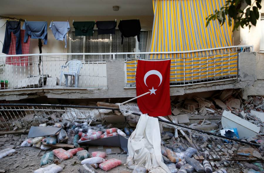 Se eleva a 27 el n&uacute;mero de muertos por sismo en Turqu&iacute;a y Grecia