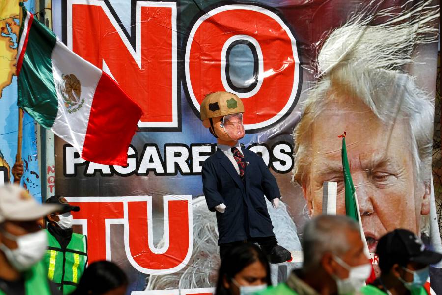 En Tijuana, queman piñata de Trump por sus políticas migratorias
