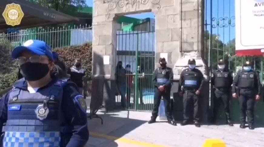 CDMX: Policías impiden aglomeraciones en panteones de capitalinos