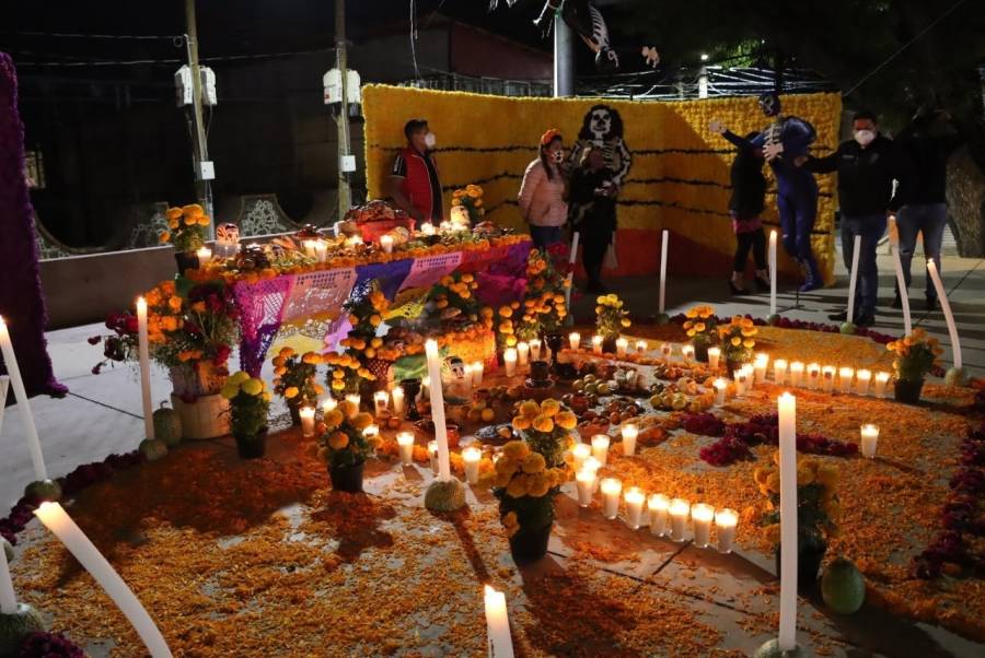 Milpaltenses cambiaron visitas a panteón por rituales en casa