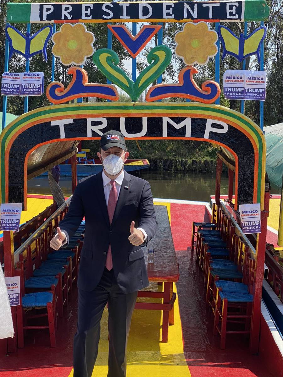 “¡Llévela, llévela!”, rematan corbatas de Donald Trump