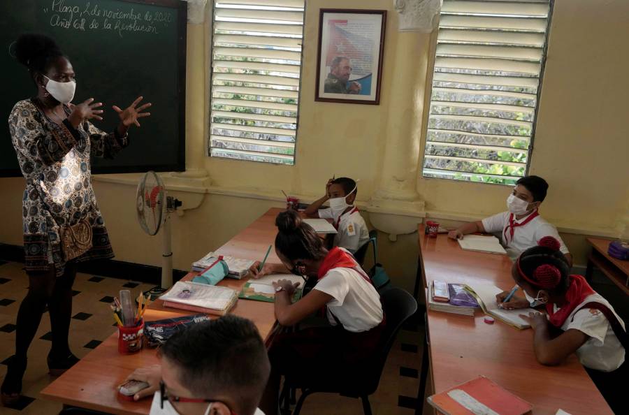 Más de 300 mil estudiantes cubanos vuelven a clases