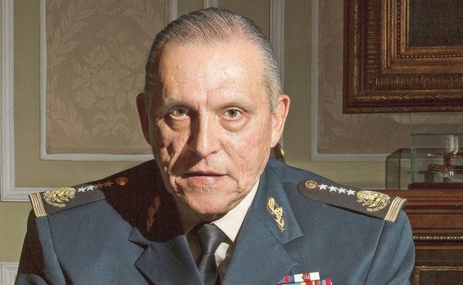 El general Salvador Cienfuegos es trasladado a Nueva York