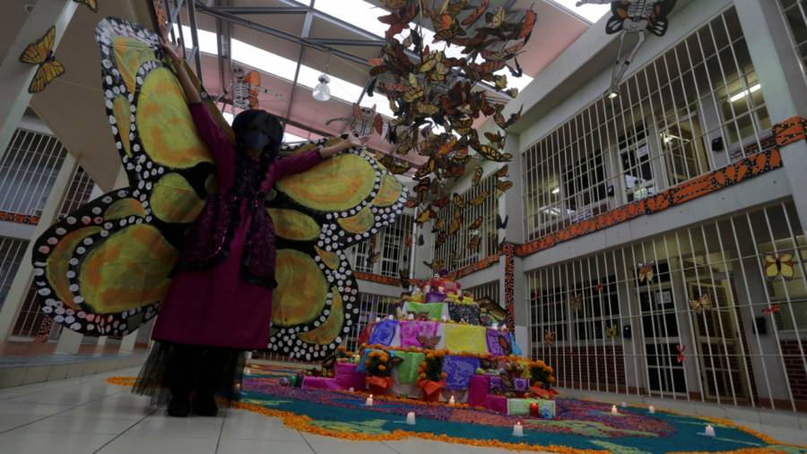 Reos en CDMX compiten en concurso de ofrendas por Día de Muertos