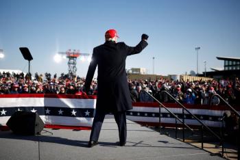 M&iacute;tines de Trump, foco de  30 mil contagios: expertos
