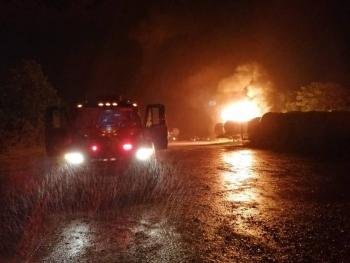 Explotan contenedores de di&eacute;sel en carretera de Tabasco