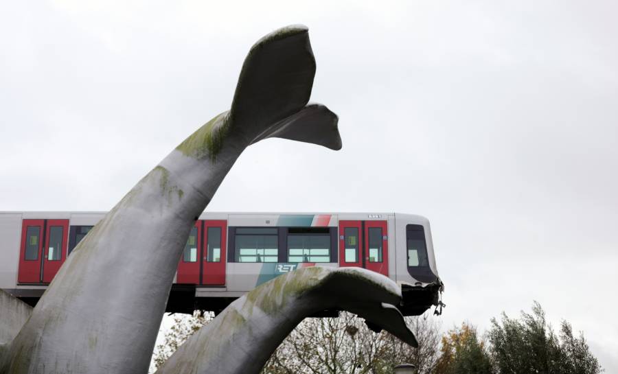 Escultura de cola de ballena, evita caída de un tren en Países Bajos