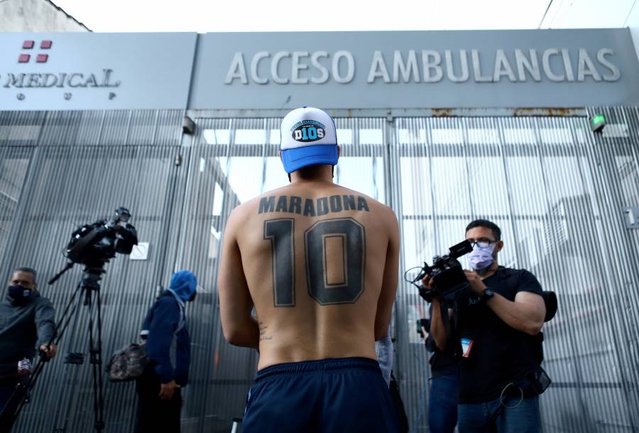 VIDEO: Aficionados expresan su apoyo a Maradona afuera del hospital