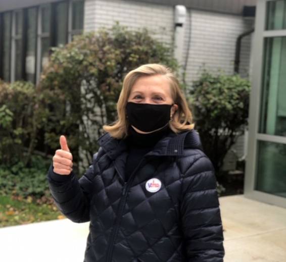 Hillary Clinton tambi&eacute;n ya vot&oacute;