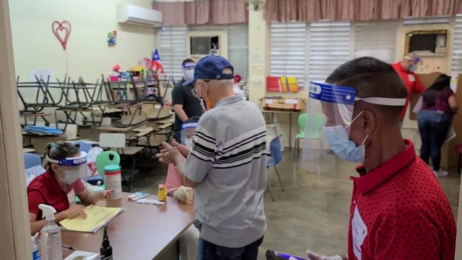 Pese a largas filas de espera, cierran colegios electorales en Puerto Rico