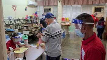 Pese a largas filas de espera, cierran colegios electorales en Puerto Rico