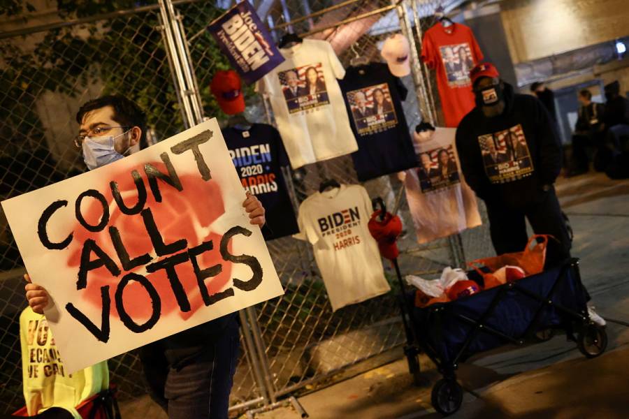 Manifestantes contra el racismo protestan frente a la Casa Blanca