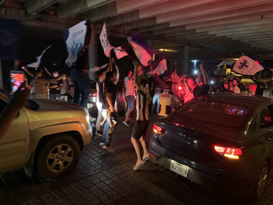 Pese a Covid-19, aficionados acuden a la macroplaza para festejar título de Monterrey en Copa MX