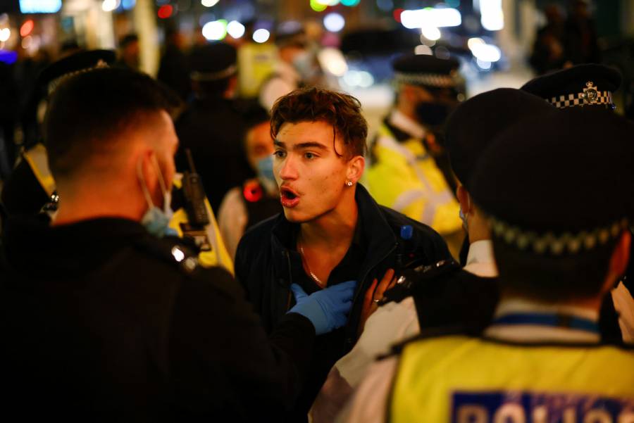 Aprueba Parlamento británico  confinar a Inglaterra un mes
