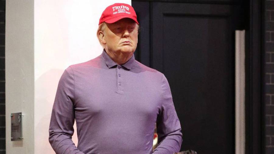 En museo brit&aacute;nico visten a Trump con atuendo de golf