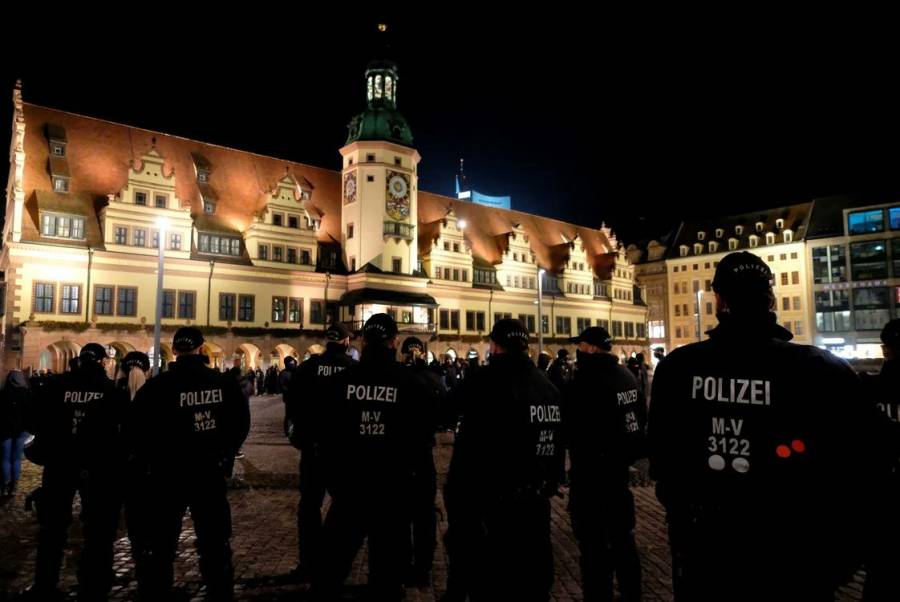 Por restricciones anti-Covid miles en Alemania protestan sin cubrebocas