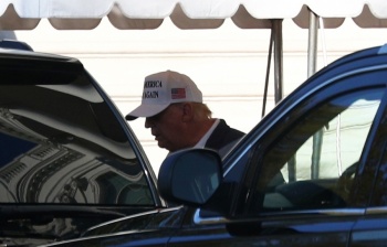 Trump se refugia en el golf;  se niega a admitir derrota